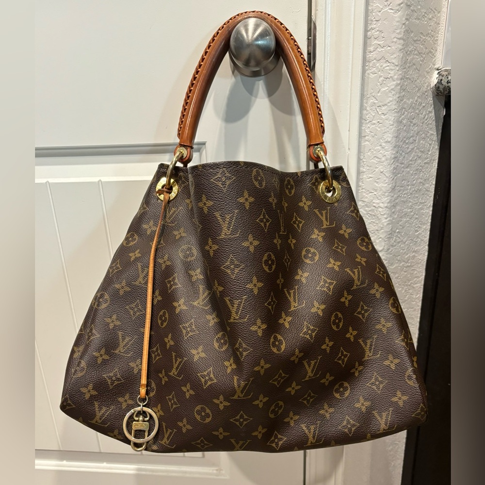 100% AUTHENTIC Louis Vuitton Monogram
Artsy MM Hobo Shoulder Handbag